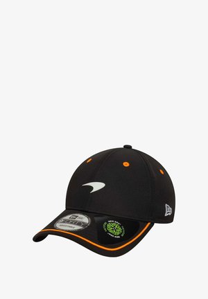 Czarna regulowana czapka z pomarańczowymi akcentami. Posiada zakrzywiony daszek, haftowane logo z przodu oraz otwory wentylacyjne na górze.