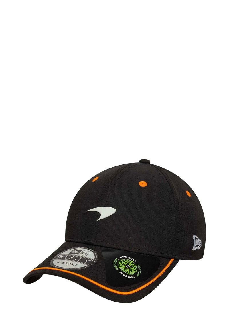 Czarna regulowana czapka z pomarańczowymi akcentami. Posiada zakrzywiony daszek, haftowane logo z przodu oraz otwory wentylacyjne na górze.
