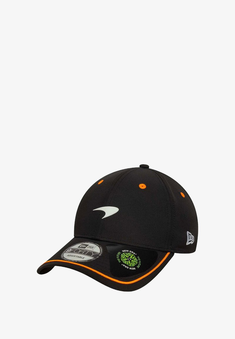 Czarna regulowana czapka z pomarańczowymi akcentami. Posiada zakrzywiony daszek, haftowane logo z przodu oraz otwory wentylacyjne na górze.