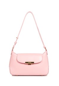 Sac à main en cuir rose avec une forme arrondie, un rabat supérieur plat et des accessoires dorés. Il dispose d'une seule sangle ajustable et d'une texture lisse.