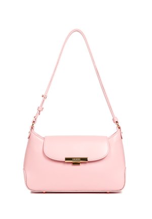 Borsa in pelle rosa con forma arrotondata, pattina superiore piatta e hardware dorato. Presenta una cintura singola regolabile e una texture liscia.