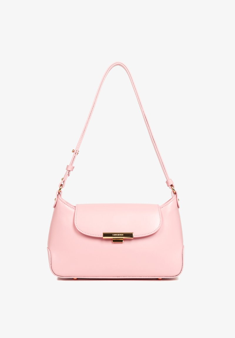Sac à main en cuir rose avec une forme arrondie, un rabat supérieur plat et des accessoires dorés. Il dispose d'une seule sangle ajustable et d'une texture lisse.