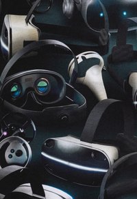 Több virtuális valóság headset különböző formákban, beleértve fekete és fehér dizájnokat, lencsékkel, pántokkal és látható gombokkal.