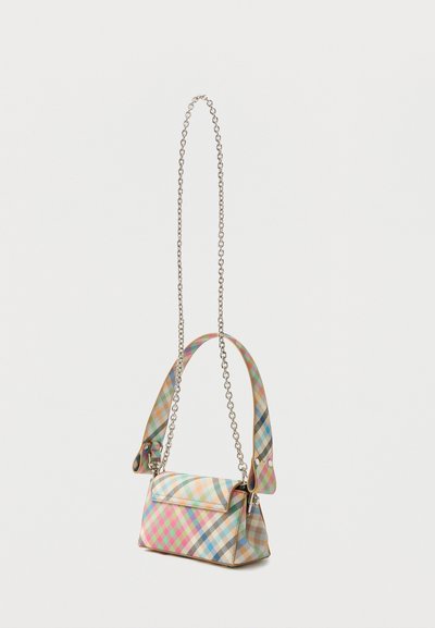 Πολύχρωμη καρό τσάντα από συνθετικό υλικό, με δομημένο σχήμα, αλυσίδα λουράκι και πτερύγιο που διπλώνει επάνω.