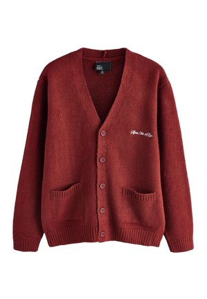 Cardigan bordeaux boutonné avec deux poches avant, poignets et ourlet côtelés, et petit texte blanc brodé sur la poitrine gauche.