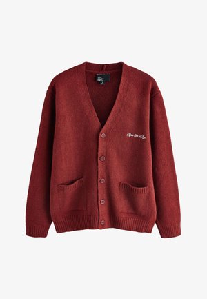 Cardigan bordeaux boutonné avec deux poches avant, poignets et ourlet côtelés, et petit texte blanc brodé sur la poitrine gauche.