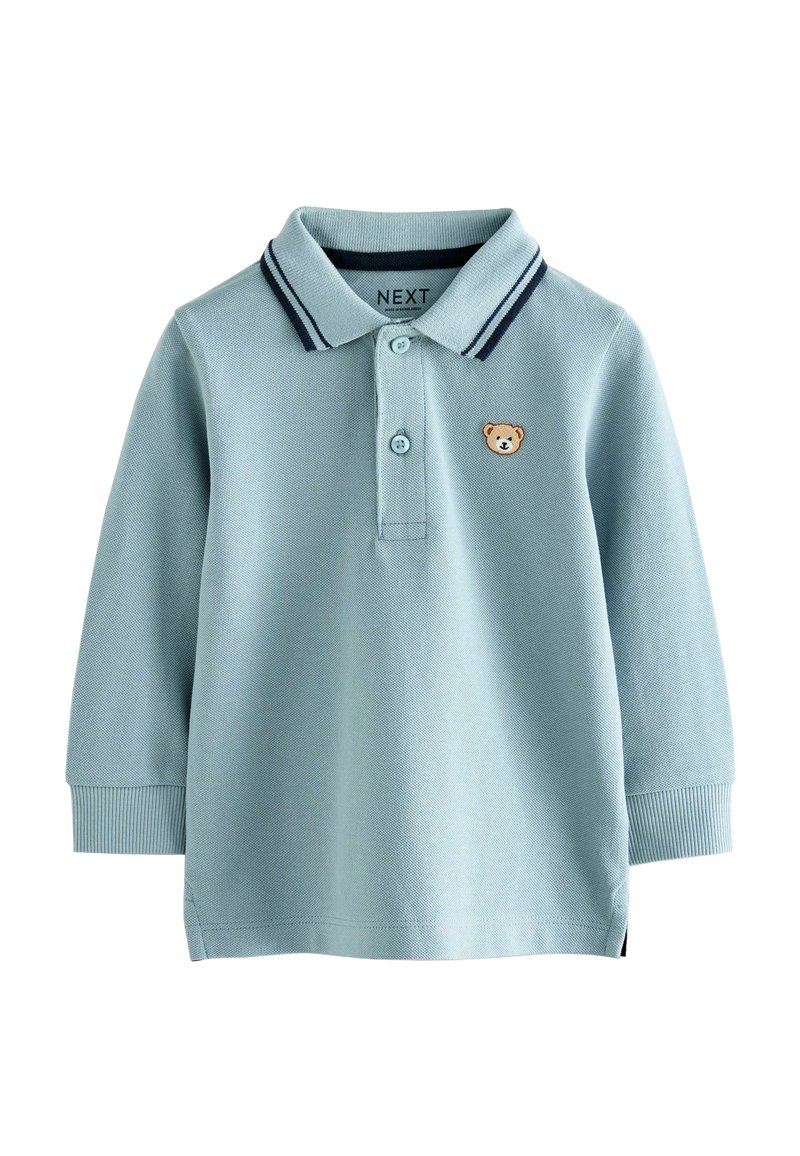 Jasnoniebieska koszulka polo z długim rękawem, z ribbowanym kołnierzykiem, granatowymi akcentami i małym haftowanym niedźwiedziem na piersi. Miękka, texturedna tkanina.