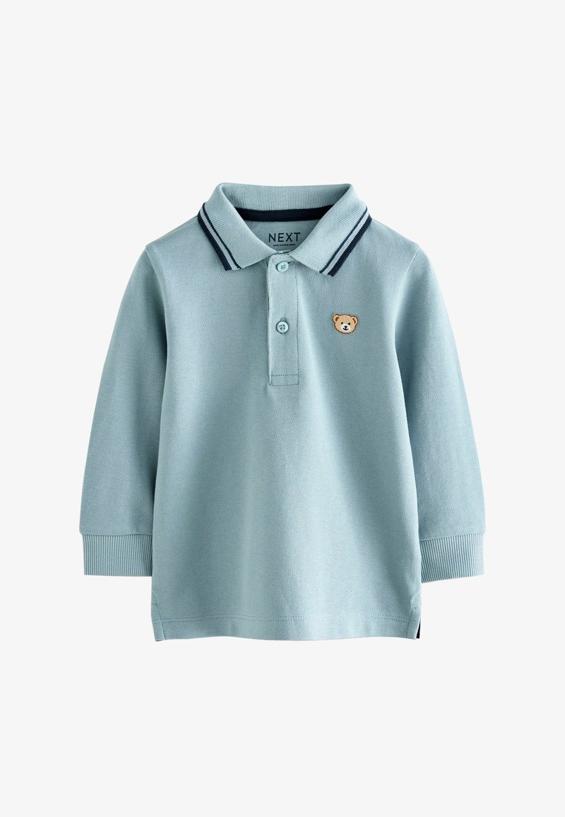 Polo de manga larga azul pálido con collar acanalado, detalles en azul marino y un pequeño oso bordado en el pecho. Tejido de textura suave.