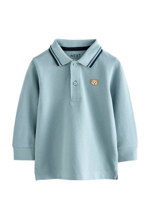 Polo de culoare albastru deschis, cu mâneci lungi, guler, accente în dungi bleumarin și un motiv brodat cu un urs pe piept.