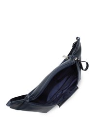 Borsa a pochette in pelle blu navy con un esterno testurizzato, chiusura a zip e un design leggero. L'interno presenta una fodera liscia di colore scuro.