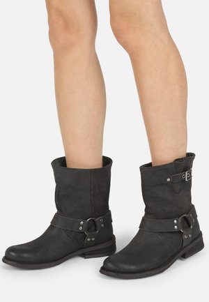 Cowboy/biker ankle boot - graffiti
