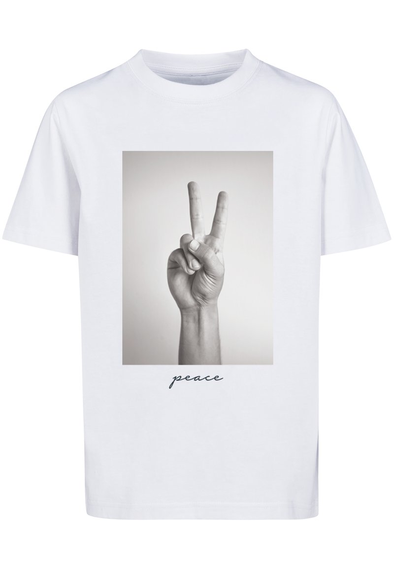 Weißes T-Shirt mit einem Schwarzweißbild einer erhobenen Hand, die ein Friedenszeichen formt, darunter die Schrift "Frieden" in kursiver Schrift.