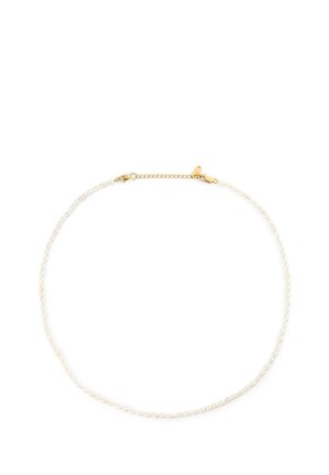 Collier délicat avec de petites perles blanches et un fermoir chaîne en or sur fond blanc.
