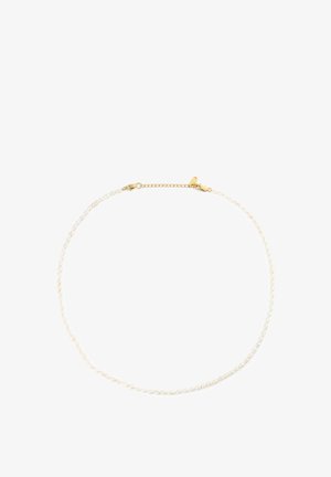 Collier délicat avec de petites perles blanches et un fermoir chaîne en or sur fond blanc.