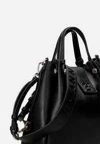 Borsa a mano in pelle nera con finitura strutturata, doppi manici, tracolla rimovibile, logo in rilievo e dettagli in metallo.