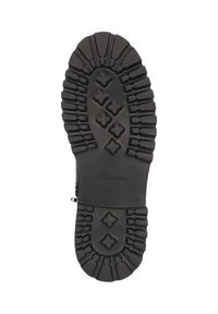 Schwarze Gummistiefelsohle mit tiefem Profil; weist hervorgehobene Spikes und Rautenformen für Traktion und Halt auf. Herstellerlogo enthalten.