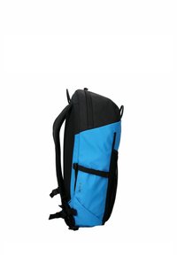 Zaino nero e blu con spallacci imbottiti, tasca laterale in rete e fibbie regolabili, visto di lato su uno sfondo bianco.