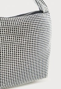 Mustmust mustkäsi hõbedaste rhinestone kaunistustega ja lühikese käepidemega, lähenedes ülemisele poolele ja tõmblukule.