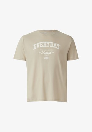 Beżowa koszulka z krótkim rękawem z białym tekstem "EVERYDAY," "FEEL OBSERVE GROW," "Rethink" i "REFLECT" umieszczonym na środku klatki piersiowej.