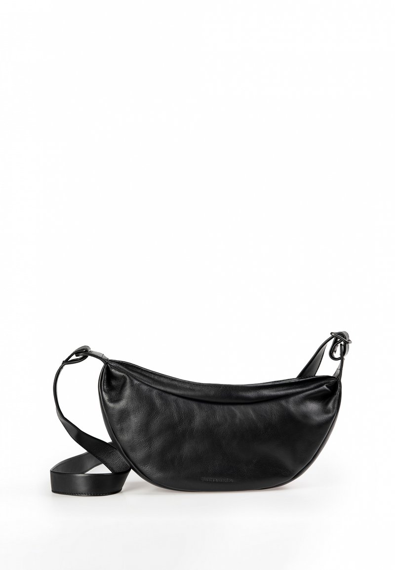 Borsa a tracolla in pelle nera con forma curva, texture liscia, tracolla regolabile e dettagli del marchio discreti. Chiusura con zip sulla parte superiore.