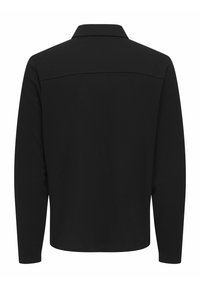 Must mustriba särk pikade varrukatega ja kraega, millel on tekstureeritud kangas ja sirge äär. Õmbluste detailid kulgevad üle selja õlavarre.