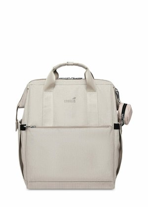 Beiger Rucksack mit zwei oberen Tragegriffen, vordere Reißverschlusstasche, Seitentasche für kleine Gegenstände, Stoffstruktur und Logodetail auf der Vorderseite.