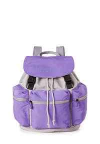 Fioletowo-szary plecak z tkaniny z klapą na górze, regulowanymi paskami, przednimi kieszeniami na zamek oraz zapięciem na sznurek ściągający. Z logo jako detalem.