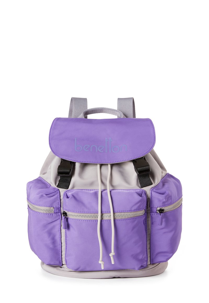 Fioletowo-szary plecak z tkaniny z klapą na górze, regulowanymi paskami, przednimi kieszeniami na zamek oraz zapięciem na sznurek ściągający. Z logo jako detalem.