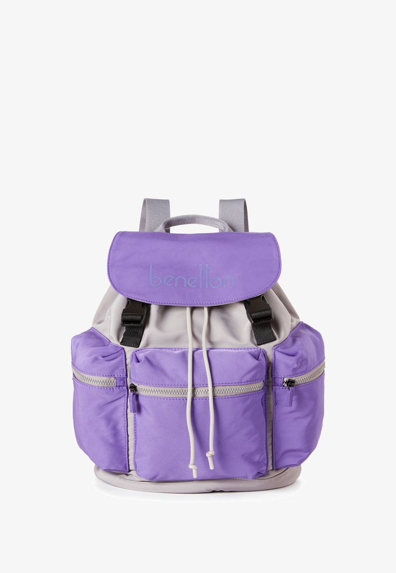 Fioletowo-szary plecak z tkaniny z klapą na górze, regulowanymi paskami, przednimi kieszeniami na zamek oraz zapięciem na sznurek ściągający. Z logo jako detalem.