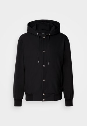 Zwarte hooded jacket met metalen drukknoopsluiting aan de voorkant, trekkoord in de capuchon, geribde manchetten en BOSS-logo aan de binnenkant van de kraag.