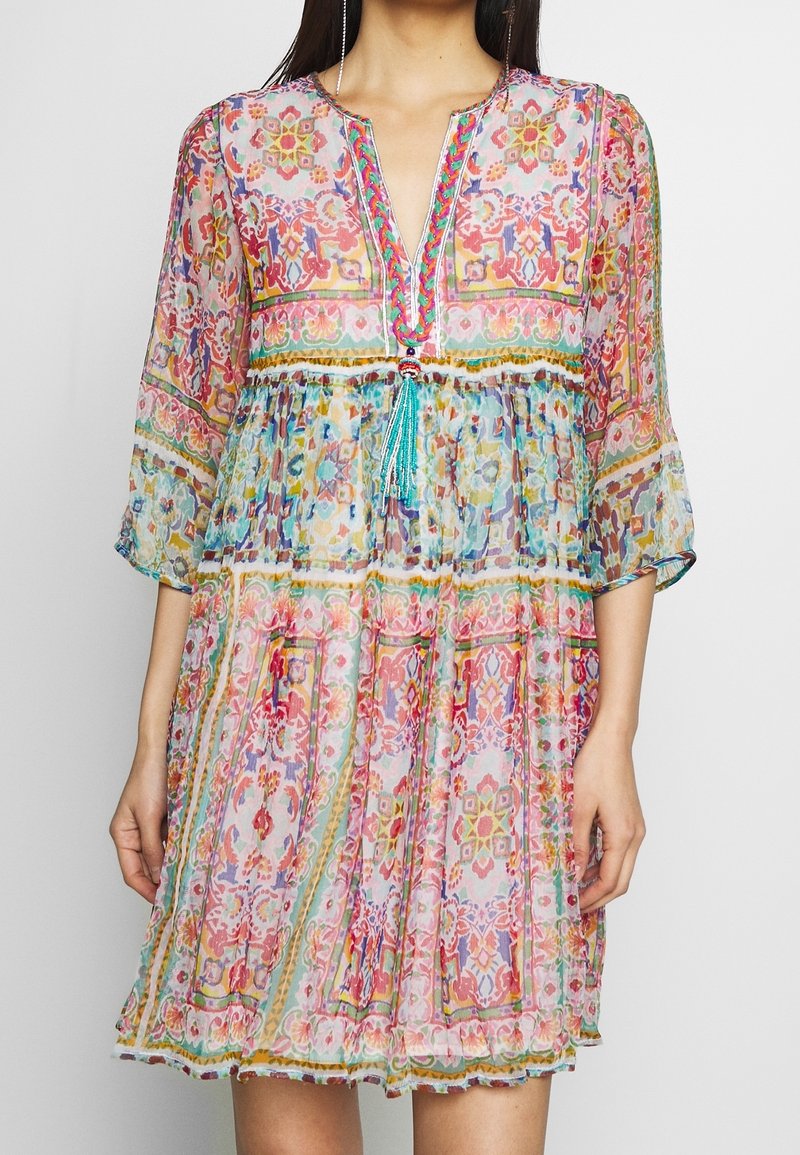 Vestido colorido y estampado con escote en V, mangas tres cuartos y falda en capas. Presenta diseños elaborados en rosa, azul y verde.