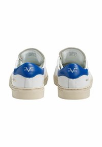 Weiße Sneakers mit blauen Lederakzenten an der Ferse, ausgestattet mit einer strukturierten Gummisohle und sichtbarem Branding auf der Rückseite. Klassisches Low-Top-Design.