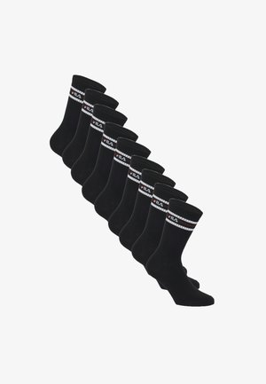 Neun Paar schwarze Crew-Socken mit weißen und roten Streifen und FILA-Logo nahe dem oberen Rand, diagonal auf einem weißen Hintergrund angeordnet.