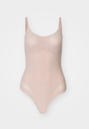 Bodysuit v nude barvi z tankimi naramnicami, mehkim leskom, brezšivnim dizajnom in gladkim, raztegljivim materialom. Ima tesno prileganje.