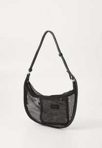 Černá síťovaná kabelka s zakřiveným tvarem, ramenním popruhem a malou přední kapsou. Obsahuje hladké kožené akcenty a stříbrné kovové detaily.