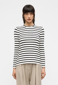 Μπλούζα με μακριά μανίκια και ριγέ σχέδιο σε μαύρο και λευκό, με στρογγυλή λαιμόκοψη και άνετη εφαρμογή. Κατασκευασμένη από μαλακό, ελαστικό ύφασμα.