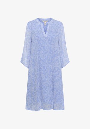 Rochie de culoare albastru deschis cu model floral, cu decolteu în V, mâneci trei sferturi și o croială lejeră, realizată dintr-un material ușor și transparent.