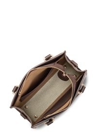 Borsa a mano in pelle marrone con hardware dorato, dotata di una tasca con zip, foderatura interna liscia e testurizzata, e un design strutturato.