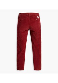 Pantaloni in corduroy rosso, con due tasche posteriori con bottoni, gambe dritte e finitura in tessuto texturizzato.
