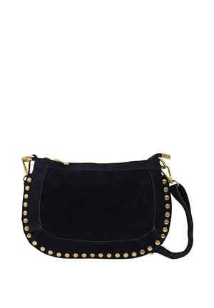 Sac à main en cuir suédé noir, de forme arrondie, avec des accents de clous dorés sur le côté et une fermeture zippée en haut. Il dispose d'une sangle amovible.