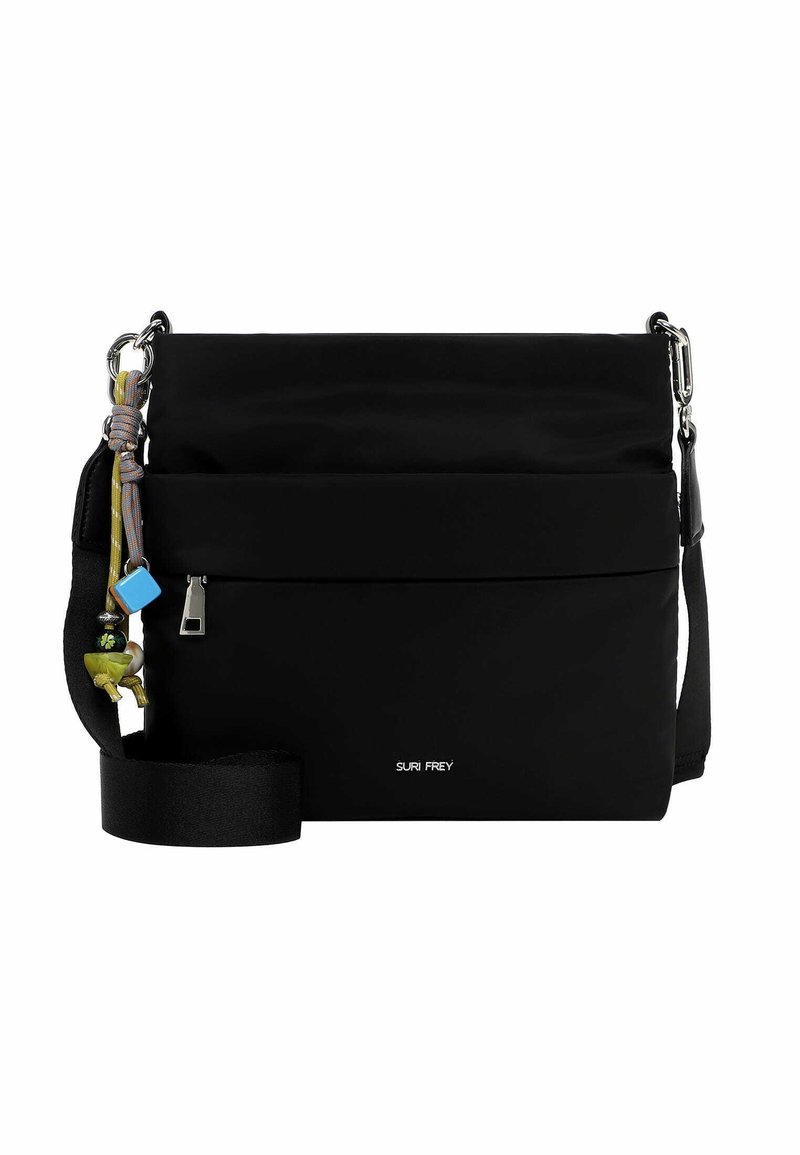 Czarna torba listonoszka z zapinaną na zamek przednią kieszenią, regulowanym paskiem i ozdobnymi zawieszkami w jaskrawych kolorach i różnych fakturach.