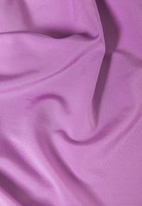 Tessuto di colore viola con una finitura morbida e liscia, che presenta una leggera elasticità e una caduta delicata, creando pieghe e onde morbide.