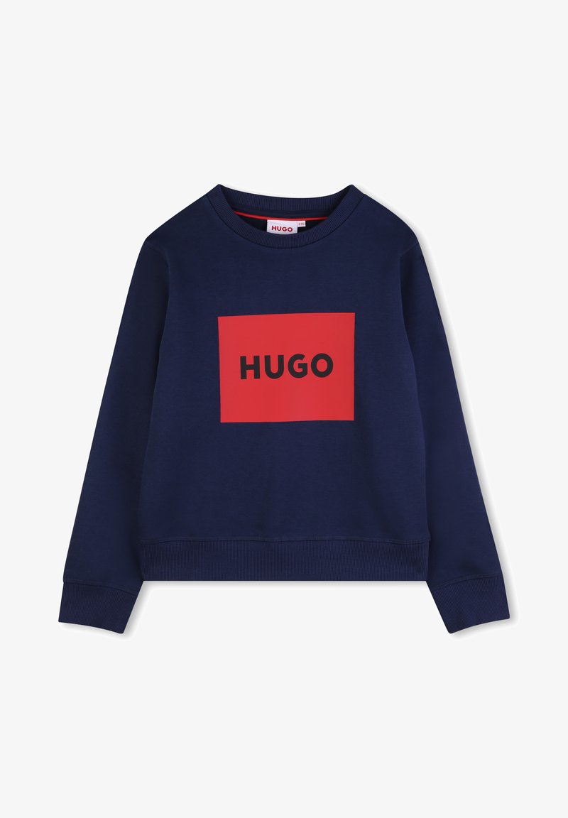 Sweat-shirt bleu marine à manches longues avec un rectangle rouge et un texte "HUGO" en gras noir sur la poitrine, poignets et ourlet côtelés.