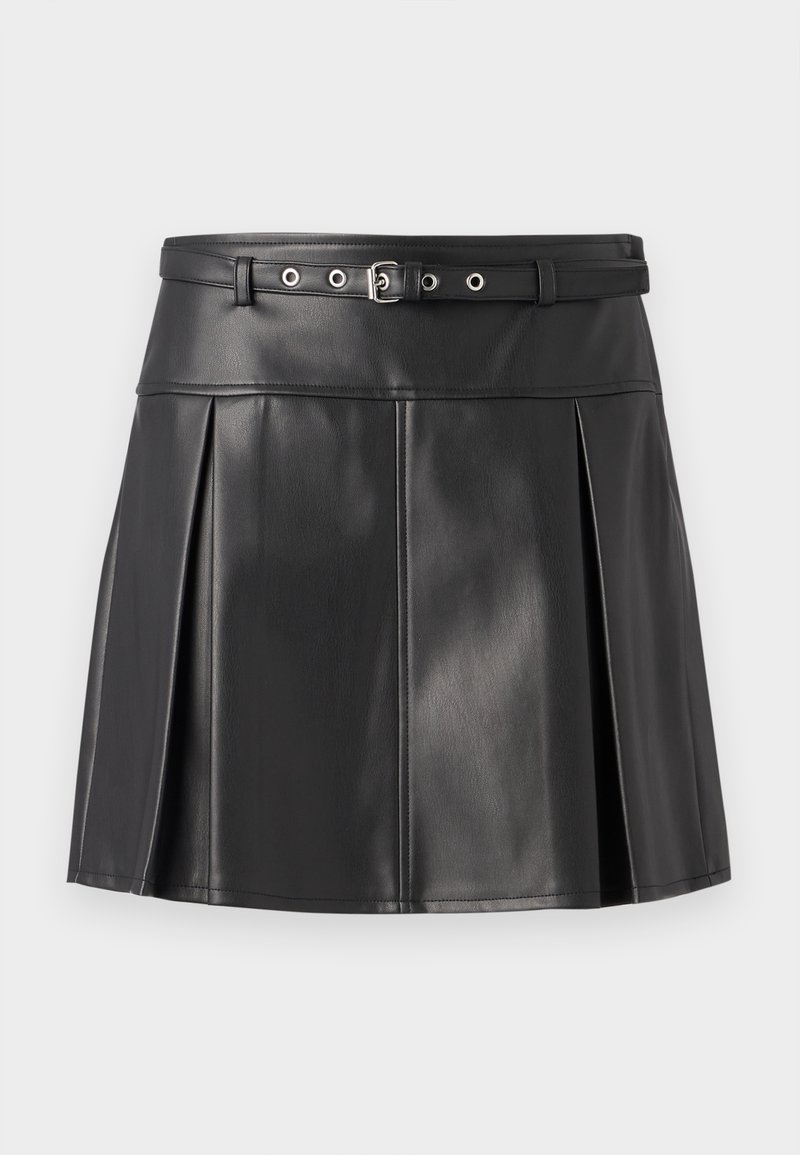 Jupe plissée noire en simili cuir, dotée d'une taille ajustée avec une ceinture et des accents en métal argenté. Texture lisse.