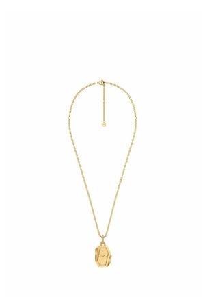 Collier chaîne en or avec un pendentif montre octogonal en or affichant les aiguilles des heures et des minutes sur un fond blanc uni.