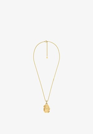 Collier chaîne en or avec un pendentif montre octogonal en or affichant les aiguilles des heures et des minutes sur un fond blanc uni.