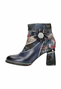 Stiefelette mit glänzender, dunkelblauer Lederzehe und einem floral gemusterten Obermaterial, verziert mit einer dekorativen Blume und einem strukturierten Blockabsatz.