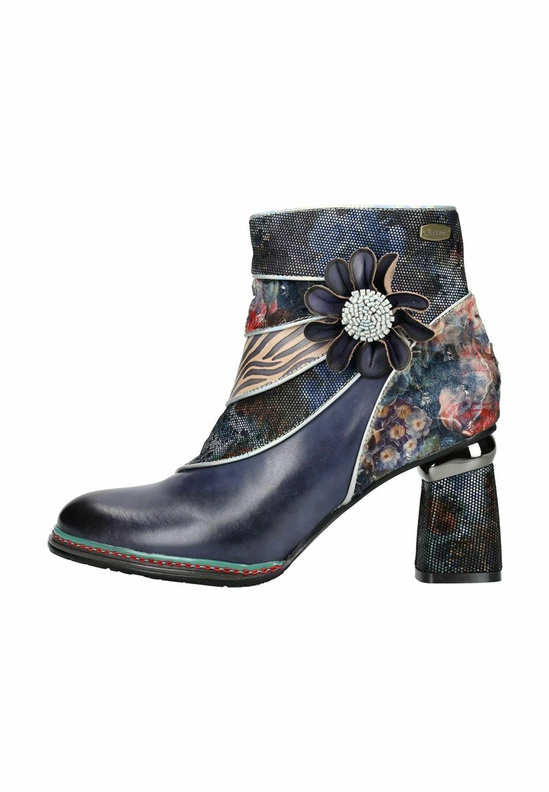 Stiefelette mit glänzender, dunkelblauer Lederzehe und einem floral gemusterten Obermaterial, verziert mit einer dekorativen Blume und einem strukturierten Blockabsatz.