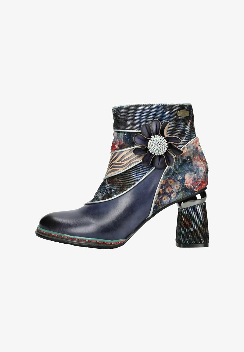 Stiefelette mit glänzender, dunkelblauer Lederzehe und einem floral gemusterten Obermaterial, verziert mit einer dekorativen Blume und einem strukturierten Blockabsatz.