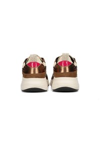 Sneaker mit einem Obermaterial aus braunem Metall und cremefarbener Textilie, pinken Akzenten an der Ferse und einer strukturierten schwarzen Gummisohle.